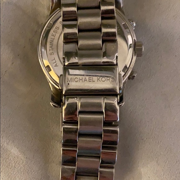 Michael Kors Oversized Watch - Picture 4 of 4